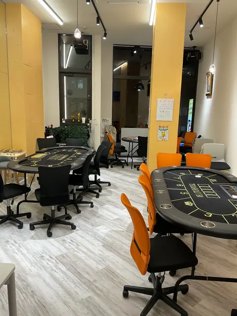 ポーカー 72(セブン・ツー)Poker 天神 - Casino in Fukuoka, Japan